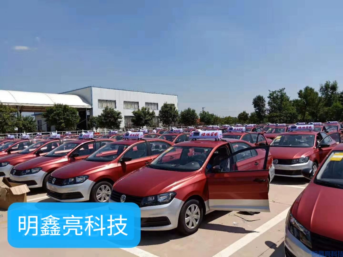 山東臨沂32點全彩出租車頂燈安裝(圖2)